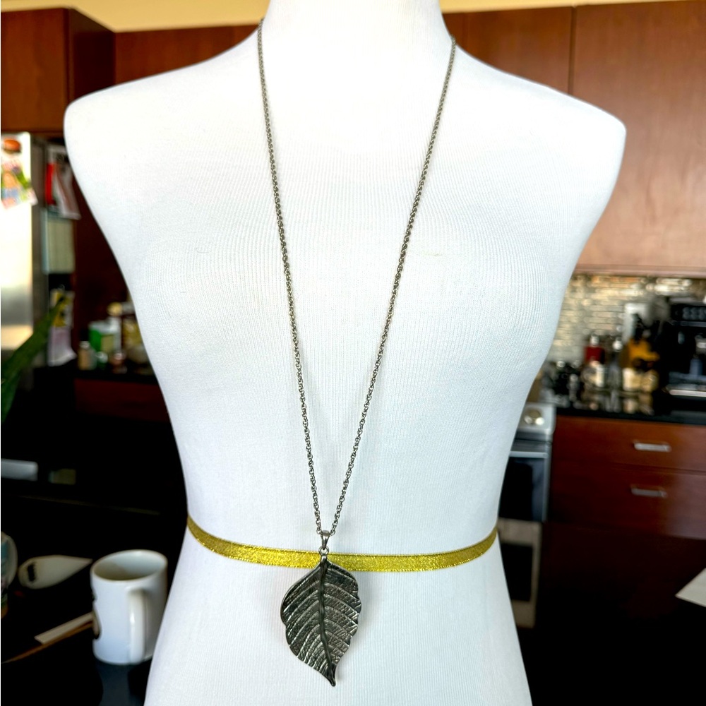 Leaf pendant necklace
